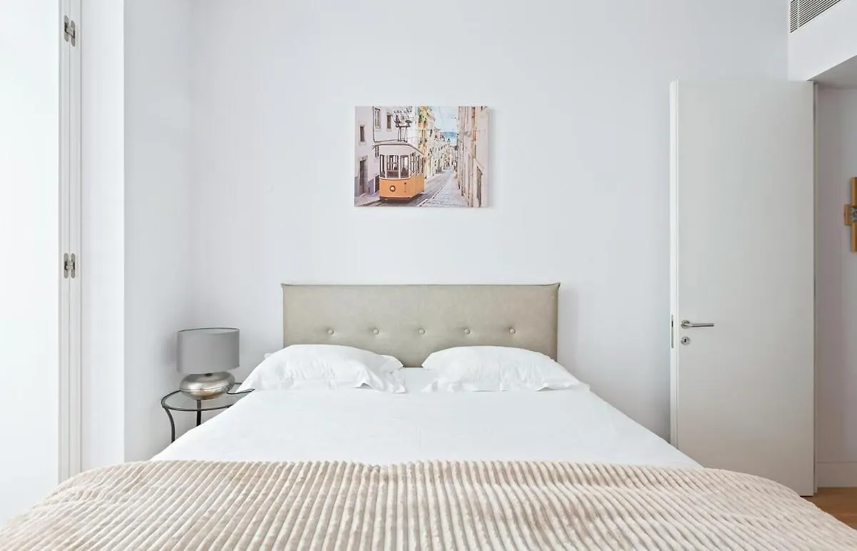 Spacious 1 Bedroom Apartment Near Baixa Lissabon