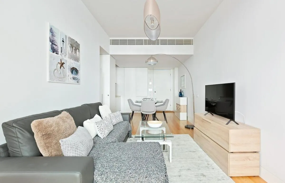 Spacious 1 Bedroom Apartment Near Baixa Lissabon