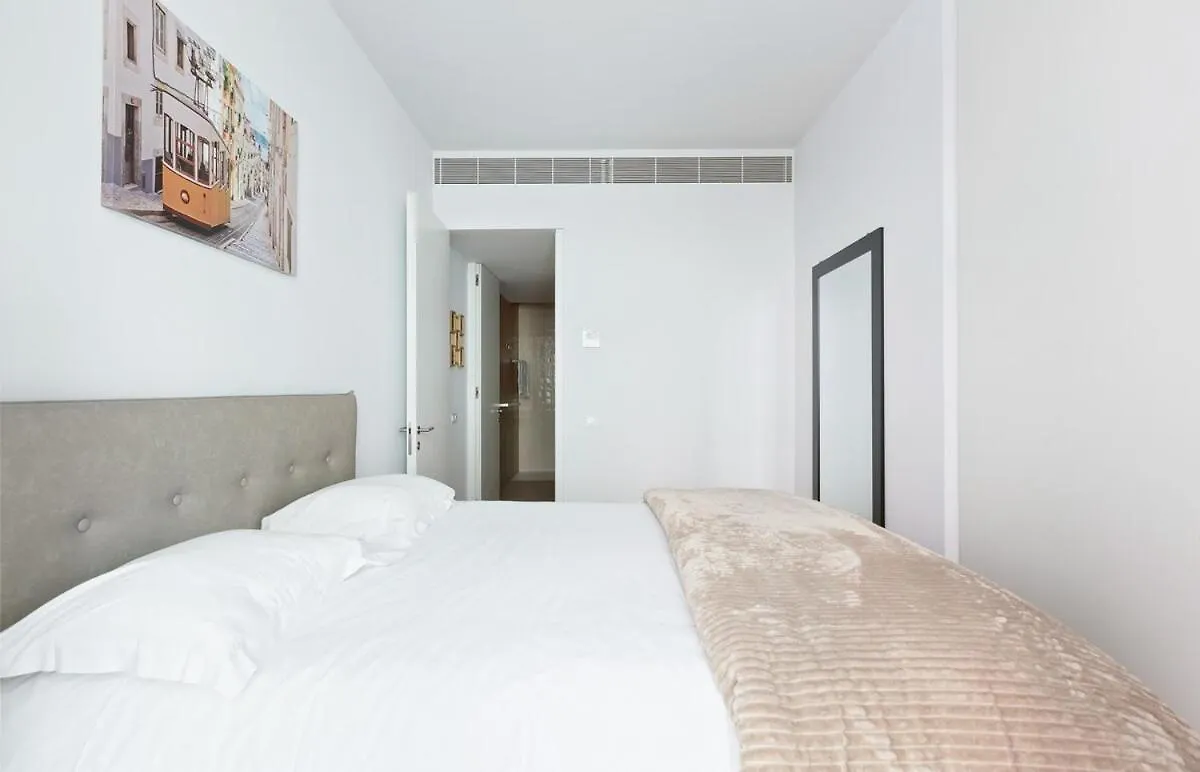 Spacious 1 Bedroom Apartment Near Baixa Lissabon
